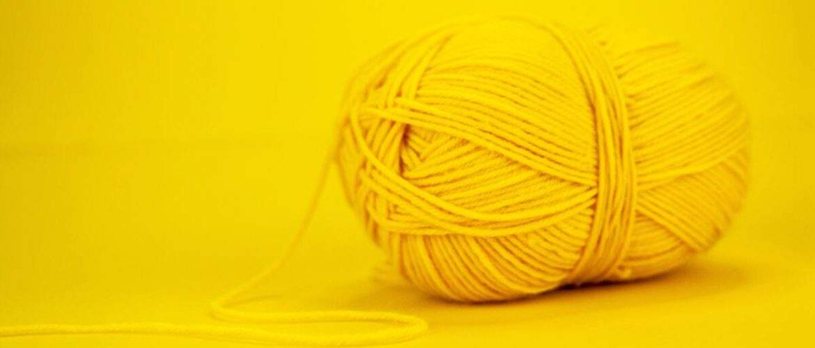Ovillo de lana amarillo