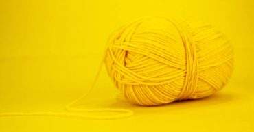 Ovillo de lana amarillo